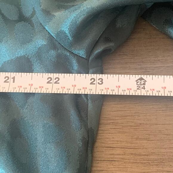 Glam Dark Green Leopard Print LS V-Neck Blouse Oversize Small New with Tags - Picture 9 of 9